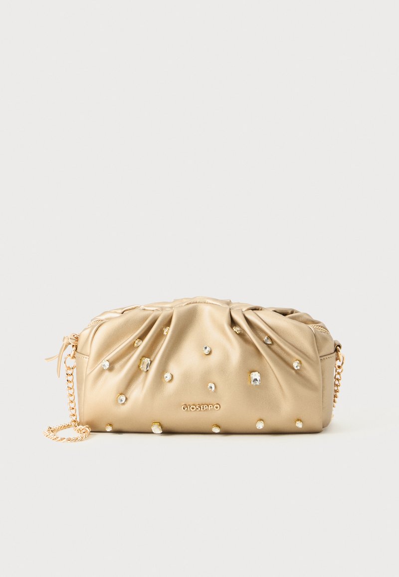 Pehmeä kultainen clutch-laukku, jossa on kerätty yksityiskohta, koristeltu hajanaisilla kirkkailla gemmeillä ja kultaketjuhihnalla.