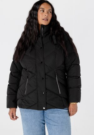 Zwarte pufferjack met een doorgestikt patroon, hoge kraag, drukknoopsluiting en ritszakken aan de zijkant. Zacht materiaal, comfortabele pasvorm.