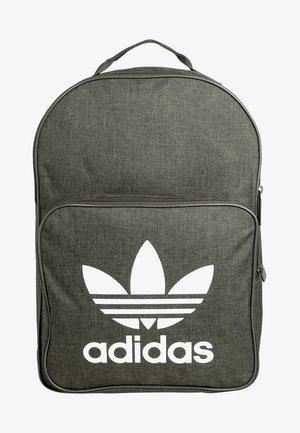 Ciemnoszary plecak Adidas z tkaniny z dużym białym logo trójlistka i nazwą marki na przedniej kieszeni, widoczny zamek błyskawiczny i górny uchwyt.