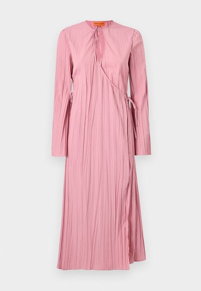 Vestido rosa de mangas longas com um design texturizado e pregueado, decote em V e laços ajustáveis na cintura para um estilo envolvente.