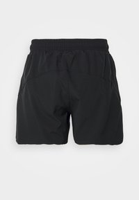 Svarta träningsshorts i lättviktigt tyg, med en elastisk midja och en avslappnad passform, samt sömdetaljer på baksidan.