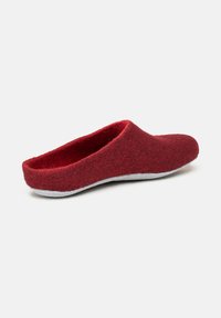 Roter Filzschuh mit geschlossenem Rücken und offener Vorderseite, ausgestattet mit einer weichen Textur und einer grauen Gummisohle für besseren Halt.