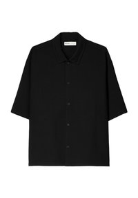 Czarna koszula z krótkim rękawem wykonana z gładkiego materiału, z kołnierzykiem, zapinana na guziki z przodu, z pojedynczą kieszenią na piersi i prostym dołem.
