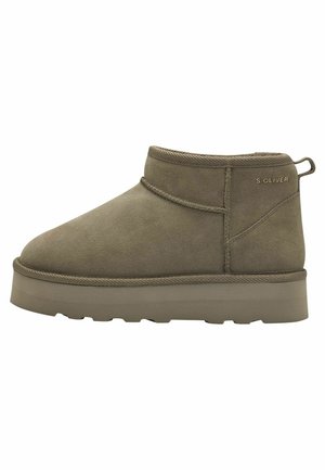 Botas de ante verde oliva hasta el tobillo con un tacón bajo, punta redondeada y un diseño cosido. Presentan una pestaña en forma de bucle y una marca en relieve.
