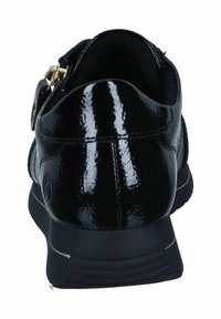 Zwarte gepatineerde leren schoen met een ronde hak, voorzien van een gladde textuur en een kleine gouden gespsiert aan de zijkant.