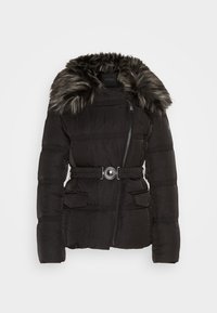 Chaqueta negra acolchada con cuello de piel, cremallera diagonal en la parte delantera, cintura ceñida con cinturón y hebilla redonda, y bolsillos con solapa.