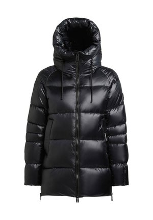 Čierna prešívaná bunda s vysokým golierom, lesklým povrchom, vertikálnym prešívaným vzorom, predným zipsom a nastaviteľnými sťahovacími šnúrkami na kapucni.