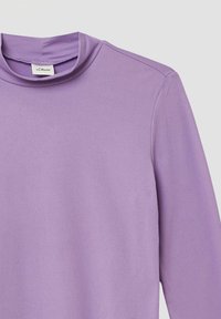 Lila langärmliges Oberteil aus weichem Stoff, das über einen hohen Ausschnitt verfügt und ein minimalistisches Design ohne sichtbare Muster oder Akzente aufweist.