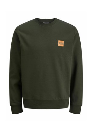 Sweatshirt à col rond vert foncé avec des poignets et un ourlet côtelés, arborant un petit logo carré orange sur la zone gauche de la poitrine.