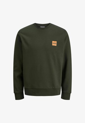 Musta vihreä crewneck-huppari, jossa on ribbadut hihansuut ja helma, ja jossa on pieni oranssi neliölogo vasemmassa rintakehässä.