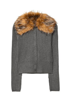 Hnedý rebrovaný kardigán so skráteným strihom, ktorý má hnedý kožušinový golier a šesť gombíkov na prednej strane na zapínanie.