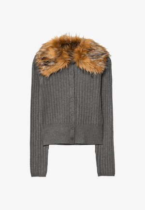 Hnedý rebrovaný kardigán so skráteným strihom, ktorý má hnedý kožušinový golier a šesť gombíkov na prednej strane na zapínanie.