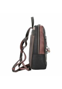 Zaino in pelle disponibile nei colori nero, marrone e grigio, caratterizzato da una superficie testurizzata; presenta spallacci regolabili, una chiusura a zip e un charm decorativo.
