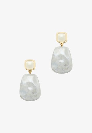 Orecchini pendenti dorati con una parte superiore quadrata e pendenti a forma di goccia in marmo bianco. Texture liscia con onde sottili e finitura lucida.