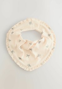 Pehmeä persikkavärinen röyhelökaulus, jossa on raidallinen kuviointi ja pieniä harmaita brodeerattuja nauhoja ympäriinsä. Kiinnitetään napilla.