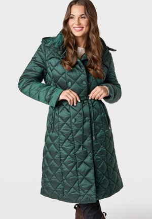 Gequiltede groene lange jas met een ceintuur in de taille, dubbelgeknopte ontwerp en een grote kraag, met een glanzende, gladde textuur.