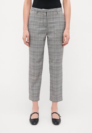 Pantalons à carreaux gris avec une coupe ajustée, comportant une taille et des poches avant. Le tissu a une texture lisse et des accents de couleur subtils.