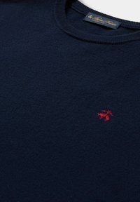 Granatowy wełniany sweter z okrągłym dekoltem i małym czerwonym haftowanym logo na lewej piersi. Miękka tekstura z klasycznym designem.