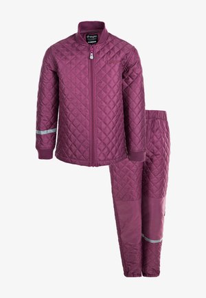 Veste matelassée bordeaux avec un col haut et une fermeture éclair. Le pantalon assorti est doté d'une taille élastique et d'accents réfléchissants.