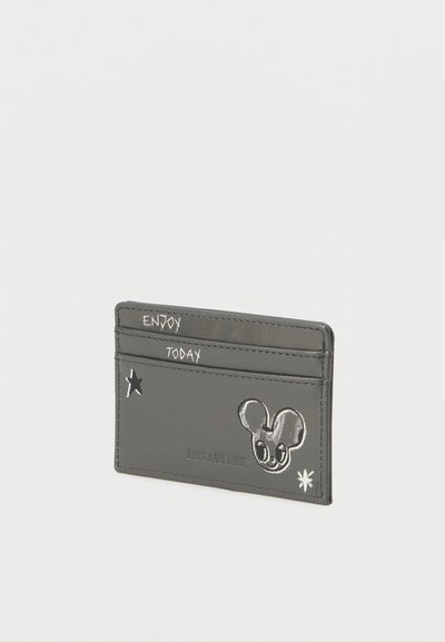 Μαύρη δερμάτινη θήκη καρτών με τέσσερις θήκες, με ασημένια επιγραφή "ENJOY TODAY", γραφικό ποντικιού και διακοσμητικά αστέρια. Λείο υφή, μινιμαλιστικός σχεδιασμός.