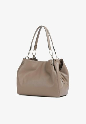 Borsa a tracolla in pelle color taupe con doppi cinturini, ferrature metalliche e una tasca laterale con cerniera, mostrata su sfondo bianco.