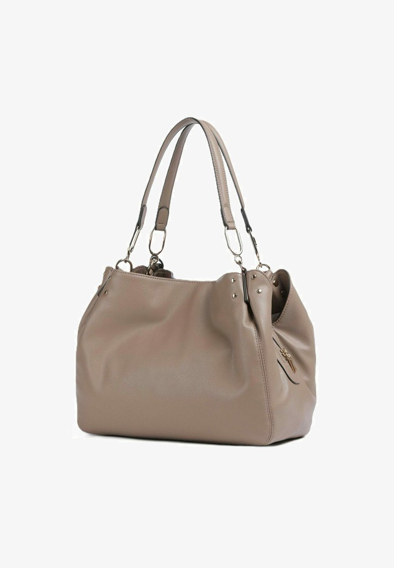 Fahéjbarna bőrtáska dupla vállpántokkal, fém kiegészítőkkel és cipzáras oldalzsebbel, fehér háttér előtt bemutatva.