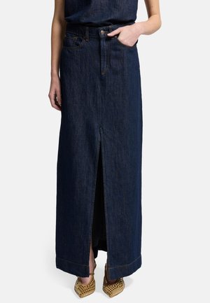 Donkerdenim maxi-rok met een voorgesneden split, vijf zakken en een tailleband met lussen. Kenmerkt zich door gouden stiksels en een ontspannen pasvorm.