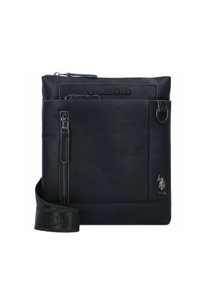 Borsa a spalla in pelle nera con finitura texturizzata, tasca frontale con zip, logo impresso e una tracolla resistente con branding.