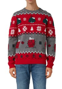 Czerwony i szary sweter ze świątecznymi wzorami, zawierający płatki śniegu, choinki i postacie z kreskówek. Ściągacze na rękawach i dole; dzianinowa faktura.