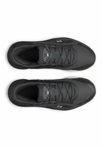 Mustat urheilukengät, joissa on verkkokangasyläosa, teksturoidut yksityiskohdat, tasaiset nauhat ja kumipohja. Molemmilla ulkosivuilla ja kielen kohdalla on logo.