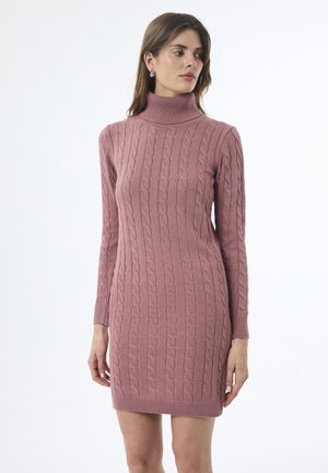 Kabelstrickkleid in staubigem Rosa mit langen Ärmeln und einem Rollkragen. Verfügt über gerippte Bündchen und Saum und bietet eine figurbetonte Silhouette.