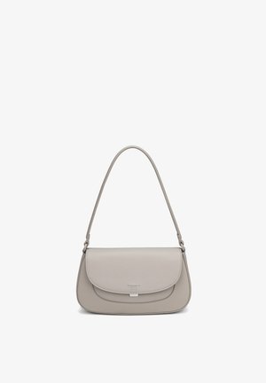 Borsa a tracolla in pelle beige con chiusura a pattina, manico sottile e marchio discreto al centro davanti.