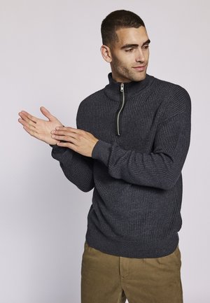 Strikket pullover i mørkegrå med høj krave og halv lynlås. Har struktureret stof samt ribbede manchetter og kant.