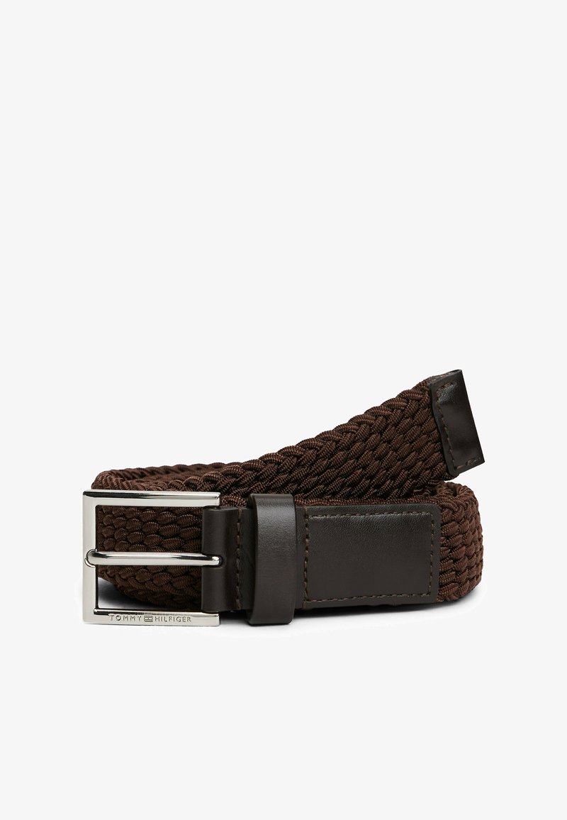 Cintura elastica intrecciata marrone con un accento in pelle scura e una fibbia in argento con marchio in rilievo. Design versatile per un look casual.