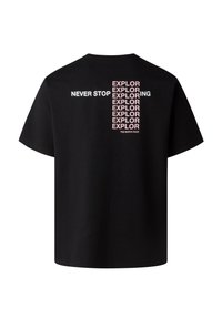 Svart t-shirt med kort ärm som har texten "NEVER STOP EXPLORING" i vitt och rosa på ryggen, med The North Face-logotypen nedanför.
