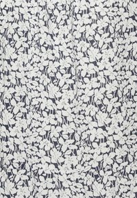 Tejido con estampado floral que presenta flores blancas sobre un fondo azul marino, con un detallado intrincado y una textura suave. Adecuado para diversas prendas.