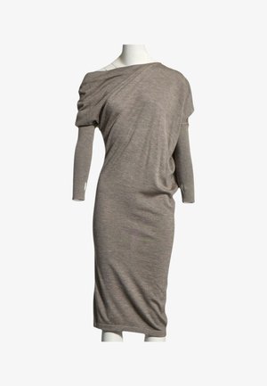Robe en maille taupe à manches longues et longueur genou, avec un décolleté asymétrique et un détail froncé sur une épaule, présentée sur un mannequin.