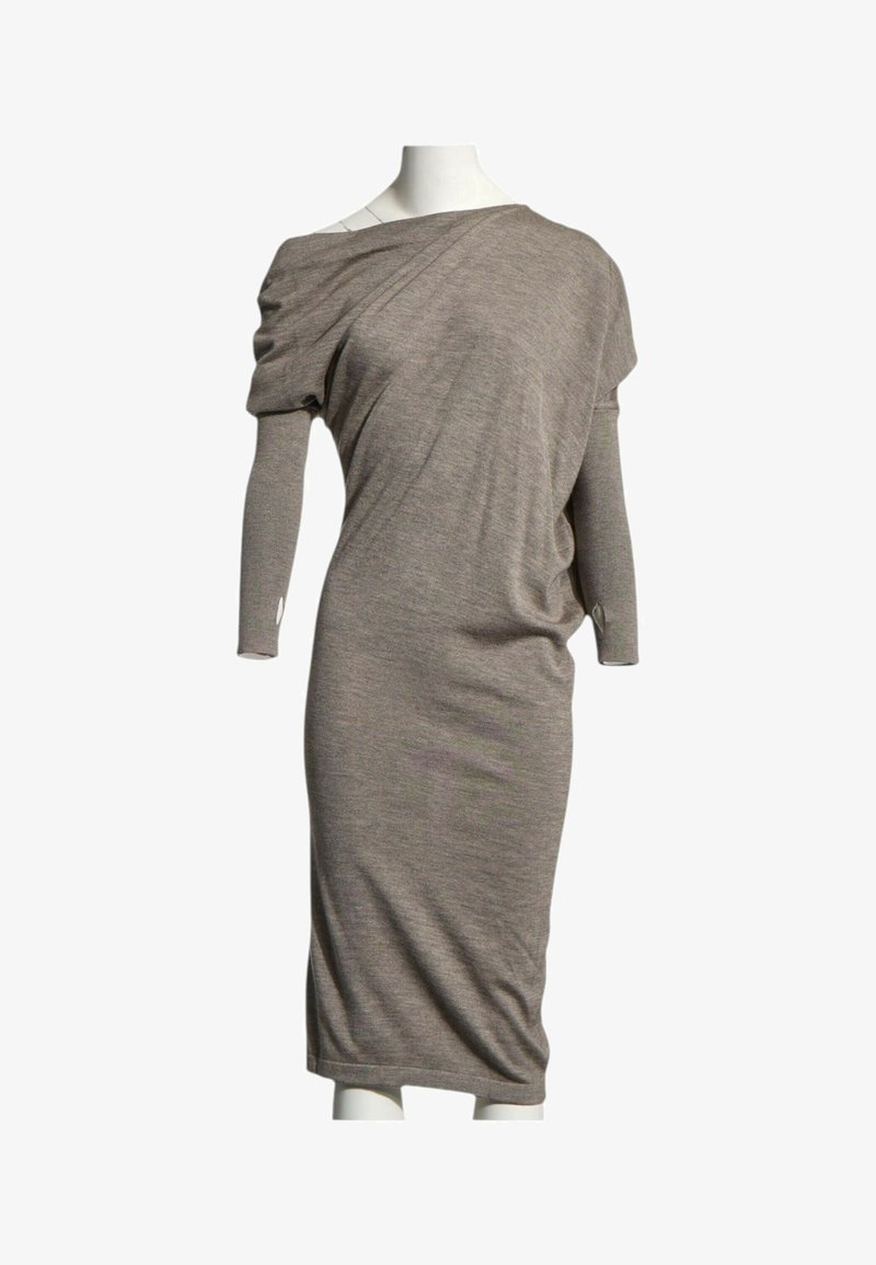 Robe en maille taupe à manches longues et longueur genou, avec un décolleté asymétrique et un détail froncé sur une épaule, présentée sur un mannequin.