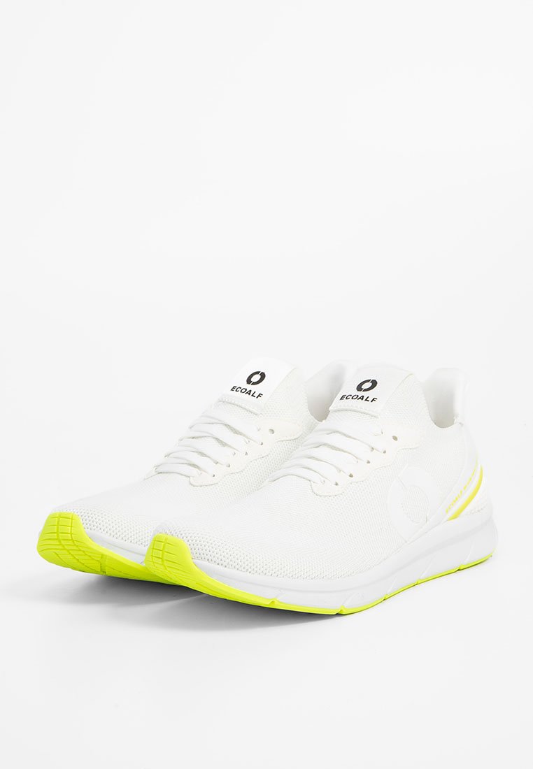 Par de zapatillas de running Ecoalf blancas con superiores de malla y suelas en amarillo neón, mostradas desde el lado frontal sobre un fondo blanco.