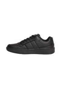 Basket en cuir noir avec bout rond, semelle plate, six paires d'œillets, surface lisse et trois rayures sur le côté. Accent texturé au niveau du talon.