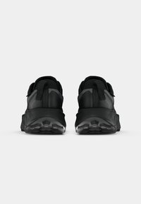 Pantofi sport negri cu un superior texturat, călcâi întărit și o talpă groasă neagră, dotată cu modele de tracțiune. Două bucle în spate pentru o îmbrăcare ușoară.