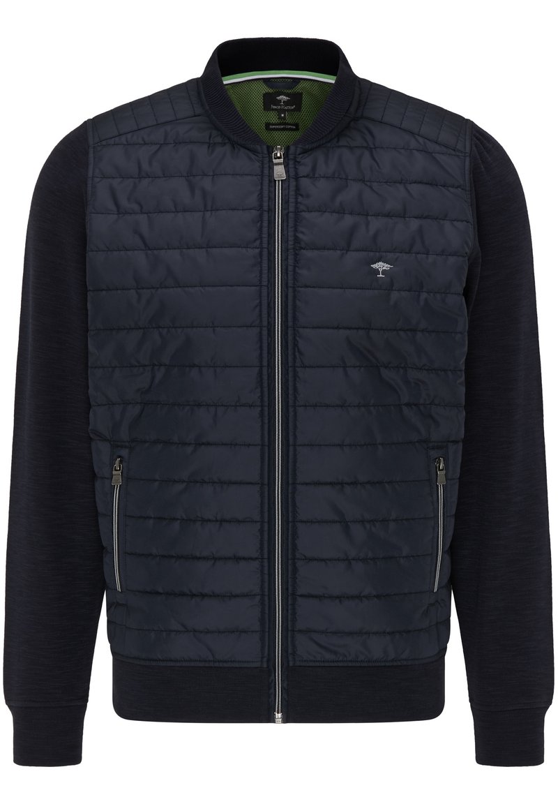 Giacca trapuntata blu navy con tessuto blu scuro uniforme su maniche e lati, chiusura zip frontale, due tasche laterali e colletto a costine.