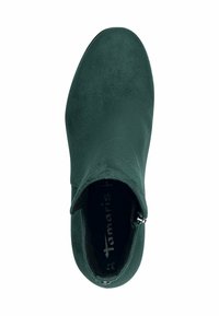Zelená semišová kotníková bota s kulatou špičkou, bočním zipem a hladkým povrchem. Uvnitř je označena "tamaris".