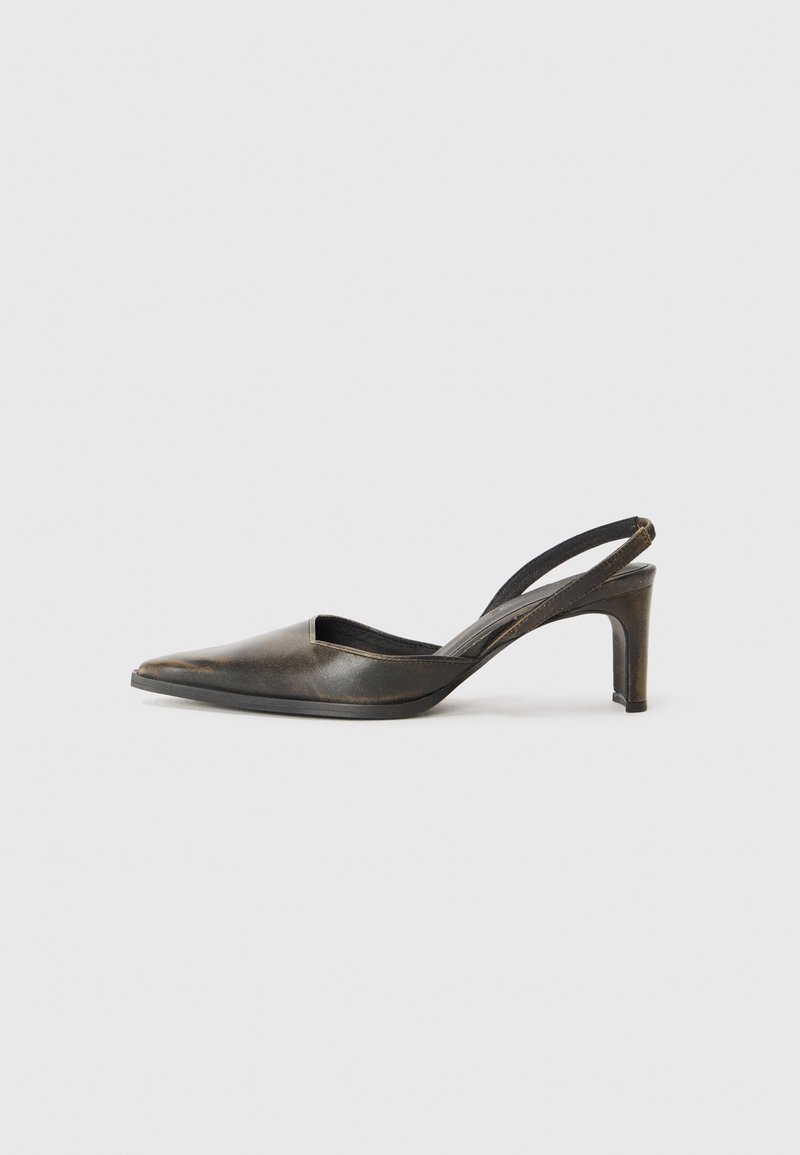 Spiss tå slingback hæl i mørkebrun skinn med en glatt tekstur, med en smal stropp og en medium høy stilett hæl.