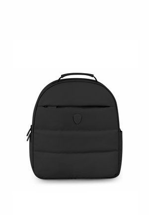 Zaino nero imbottito con manico superiore, tasca frontale con zip e piccolo logo in rilievo centrato sul pannello frontale superiore.