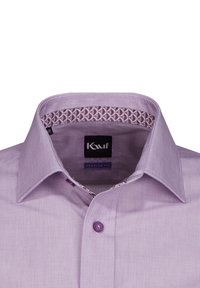 Camicia a maniche lunghe di colore viola chiaro con una vestibilità regolare. Caratterizzata da un colletto button-down e un collo interno a motivo. Chiusura con un solo bottone sul davanti.