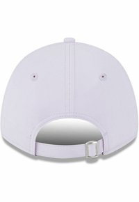 Gorra de béisbol de color púrpura claro con visera plana, hebilla ajustable de metal plateado y agujeros de ventilación bordados en la parte posterior.