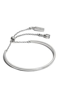 Bracciale dual-band in argento con finitura liscia e lucidata. Presenta un'estensione a catena, un moschettone a sfera e dettagli incisi sulla targhetta.