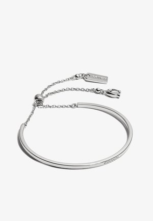 Pulsera de plata de doble banda con un acabado liso y pulido. Presenta una extensión de eslabones, un cierre de bola y un detalle de etiqueta grabada.