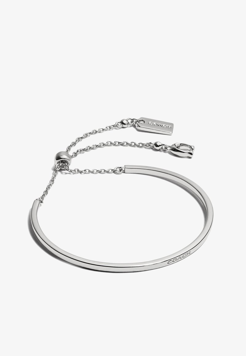 Bracciale dual-band in argento con finitura liscia e lucidata. Presenta un'estensione a catena, un moschettone a sfera e dettagli incisi sulla targhetta.